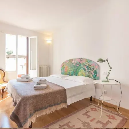 Airy One Bedroom With Terrace Near Palazzo Pitti Florencia
