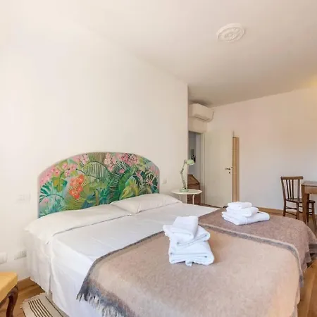 Apartamento Airy One Bedroom With Terrace Near Palazzo Pitti *